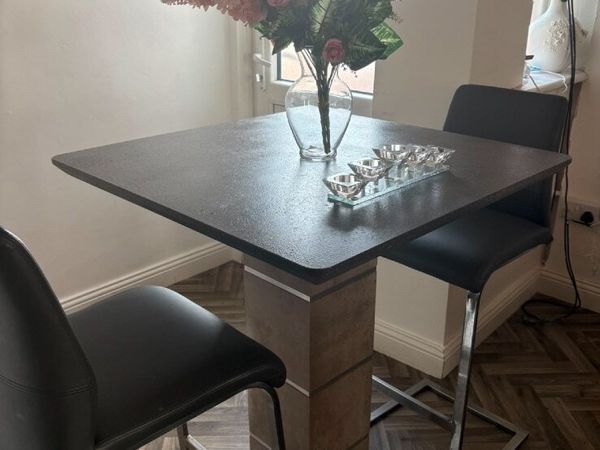 Breakfast bar and high stools - Main image