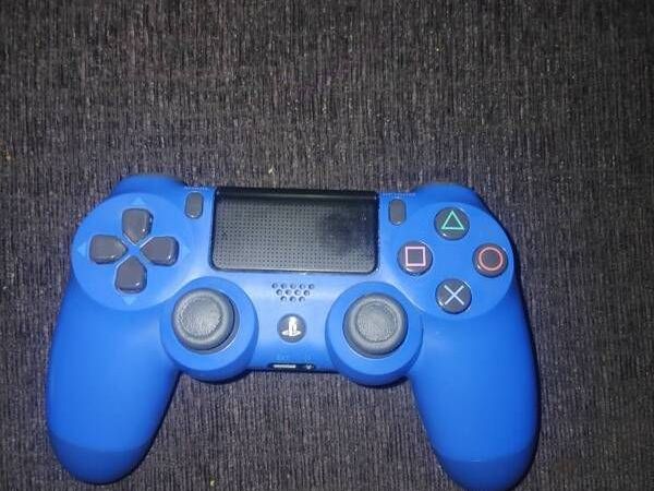 PS4 Controller one official blue one unofficial green and white - Main image