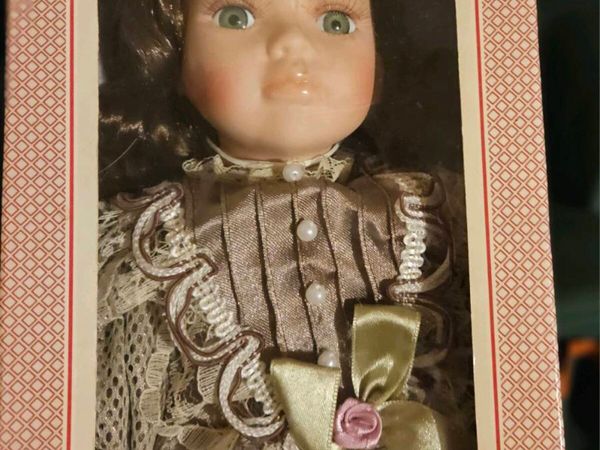 2 Beautiful Porcelain Victorian Dolls - Main image