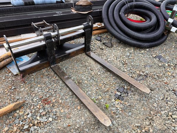 Floating Pallet Forks 7-10ton Digger 45mm pins - Main image