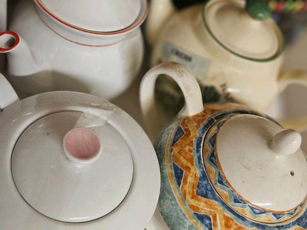 5 Teapots - Main image