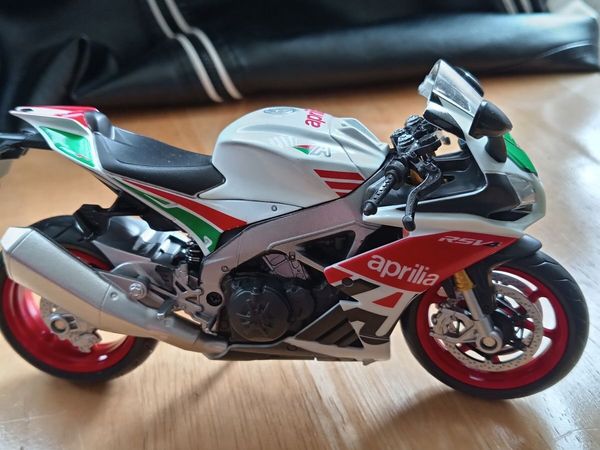 1:12 scale model aprillia  rsv4 motorcycle - Main image
