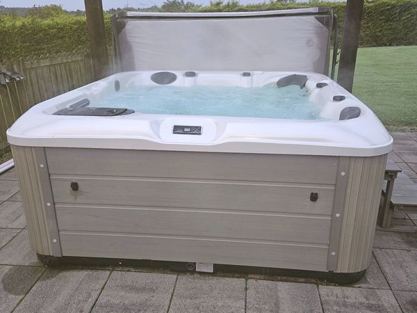 Hot tub/Jacuzzi - Main image