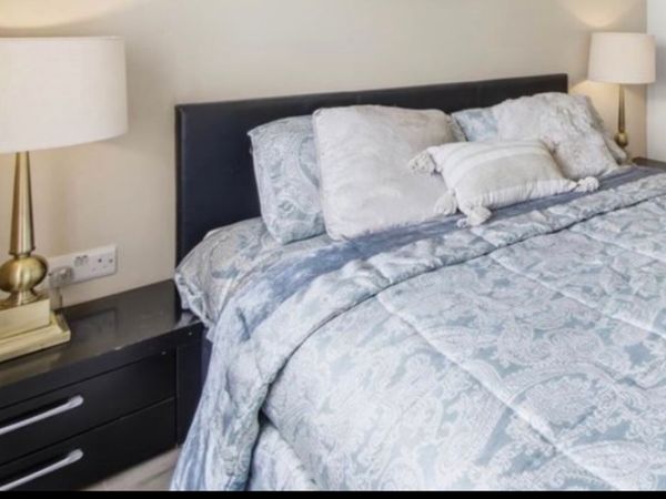 King size bed - Main image