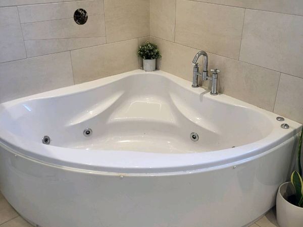 Jacuzzi Bath - Main image