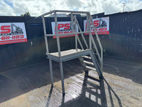 Heavy-duty industrial access platform with stairs - Main image