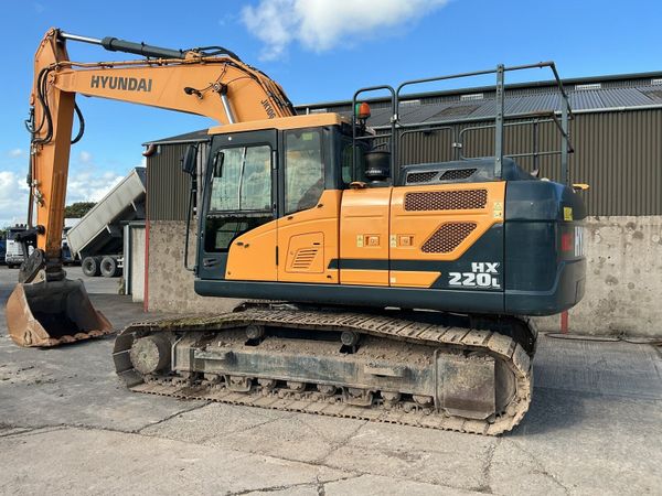 Hyundai HX220L Digger - Main image