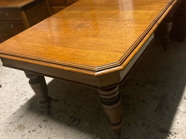 SOLID OAK TABLE AND SET OF SIX OAK CHAIRS - Main image