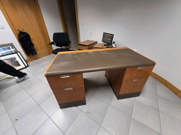 Selection of office furniture - Main image