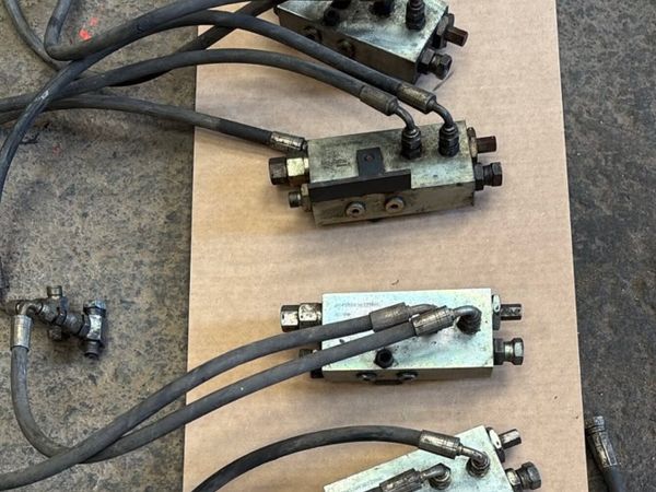 Check valves (4) used on 3CX front lifting arms - Main image