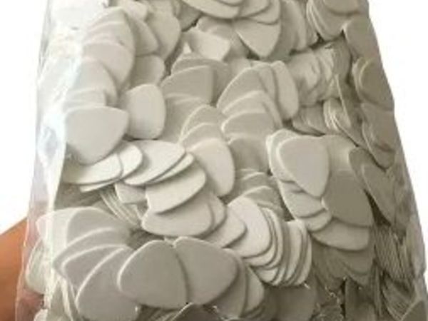 Bulk plectrum and guitar strings - Main image