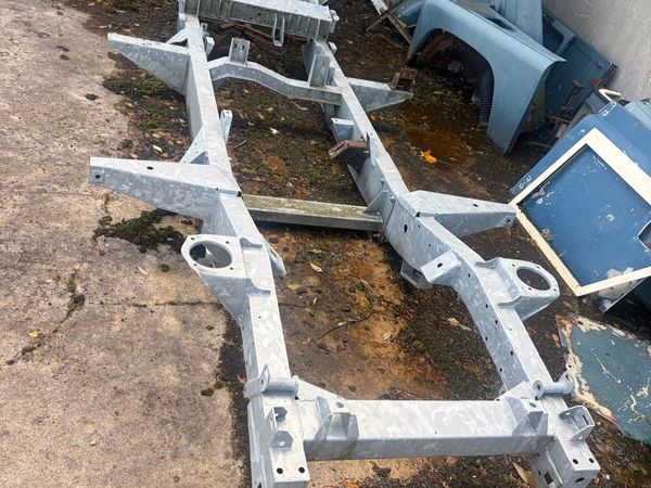 1983 110 chassis and body parts - Main image