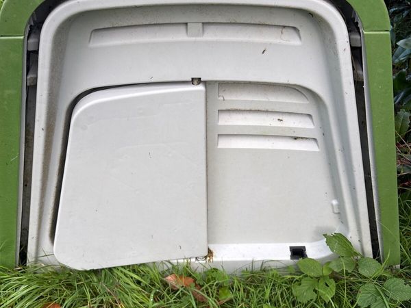 Omlet rabbit hutch - Main image