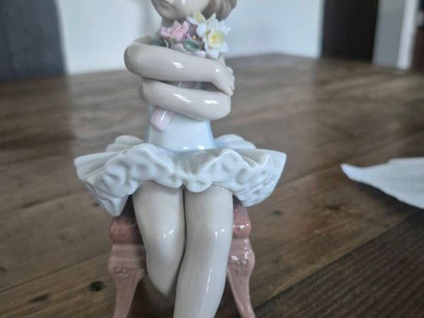 First performance figurine - Main image