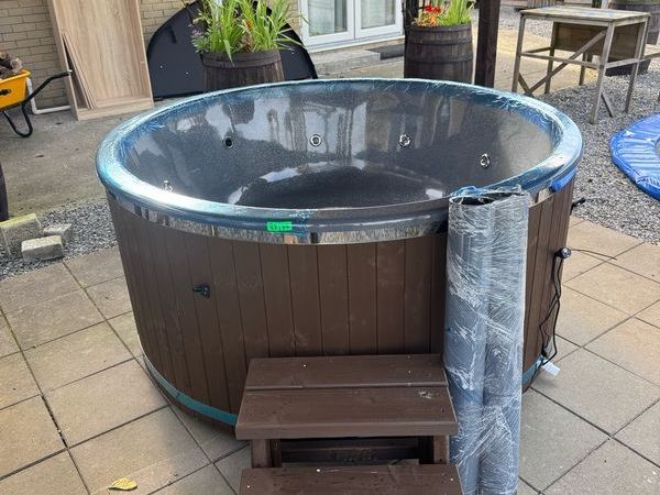 Hot tub - Main image