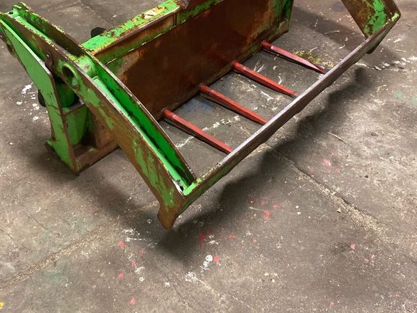 Bale shear with euro  brackets & plastic retainer - Main image