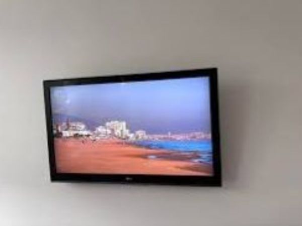 LG 42" Full HD LCD TV (Model: 42CS460-ZA - Main image