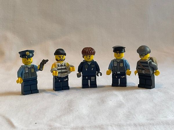 Lego cops and robbers figurines x 5 - Main image