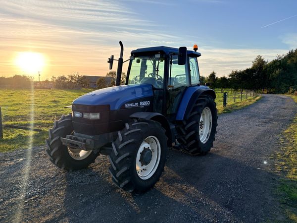 New Holland 8260 - Main image