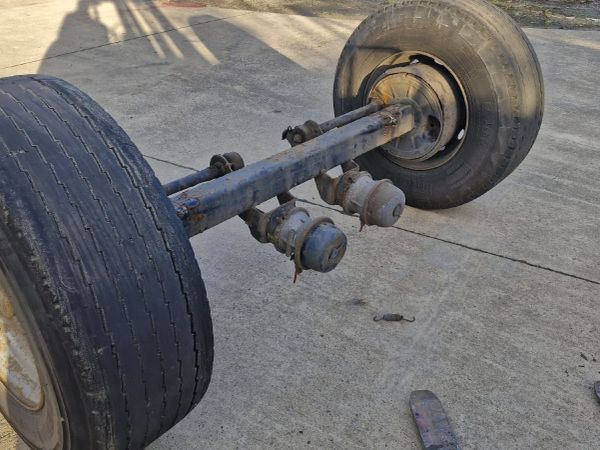 Axle and wheels - Main image
