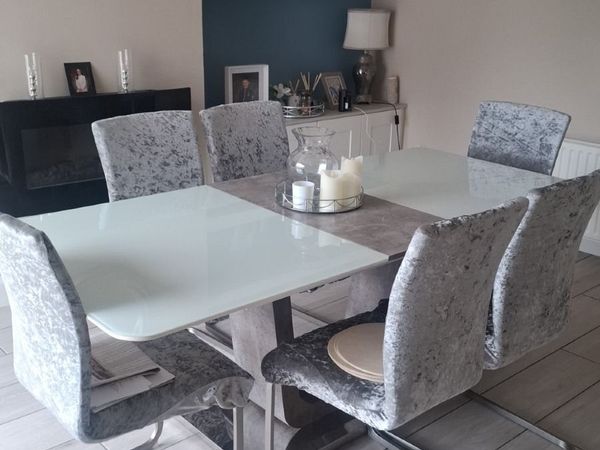 Dining room table and chairs - Main image