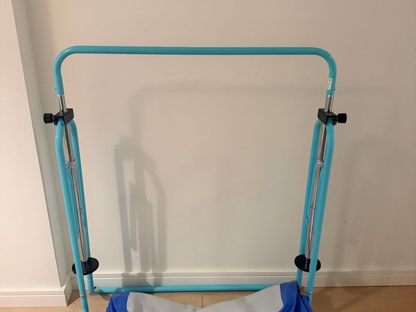 Gymnastics bar and mat - Main image