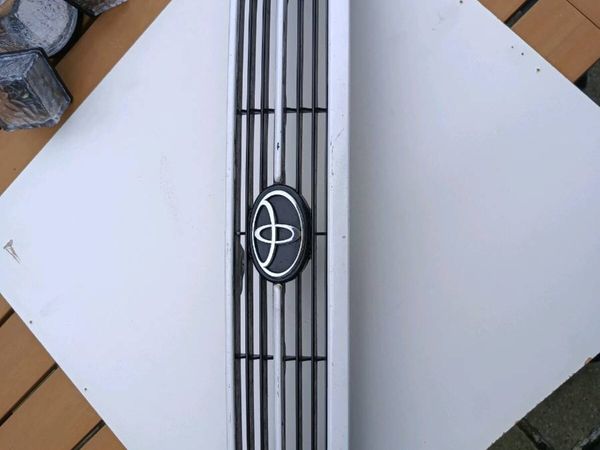 Toyota Carina E front grill - Main image