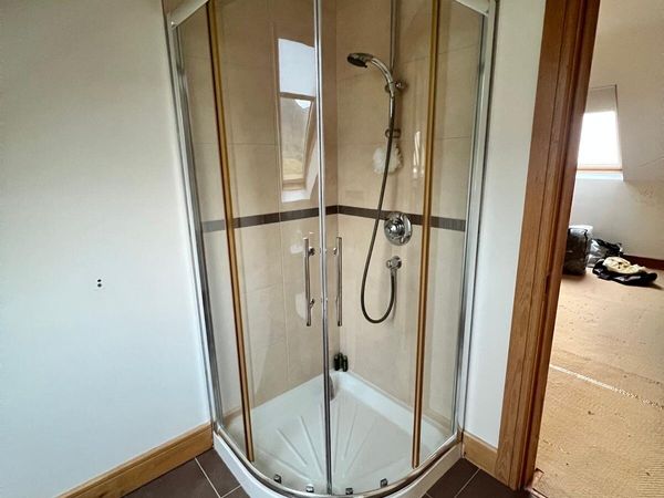 Guest shower tray/doors - Main image