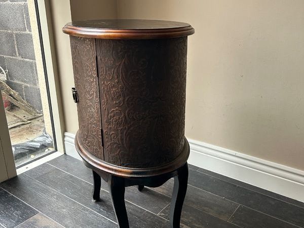 Oval side table with embossed doors - Main image
