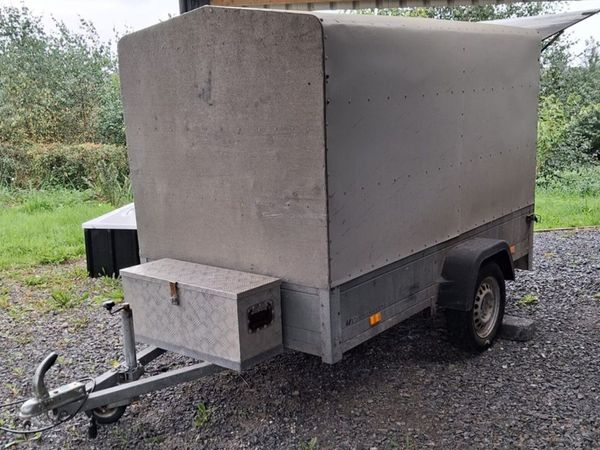 Covered trailer with flat rear door, gas struts. - Main image