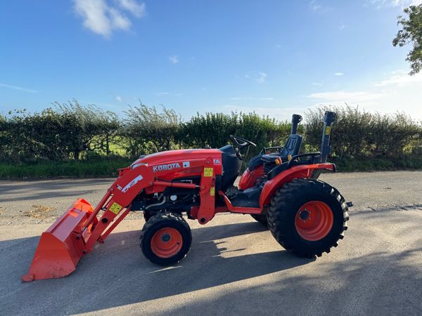 Kubota Compact Tractor with Front loader - Main image
