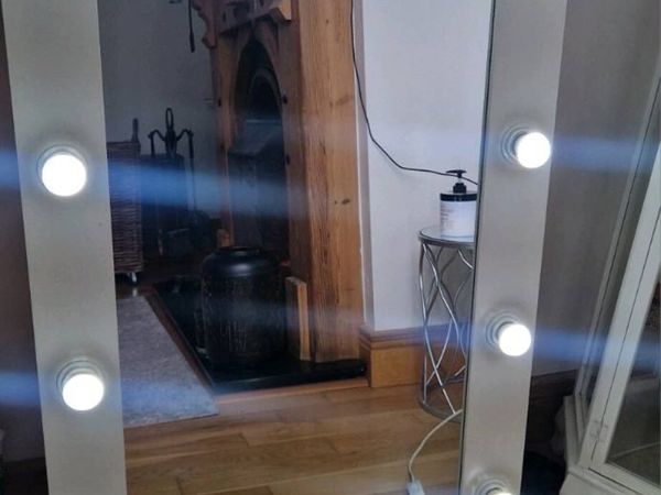 Hollywood Mirror - Main image