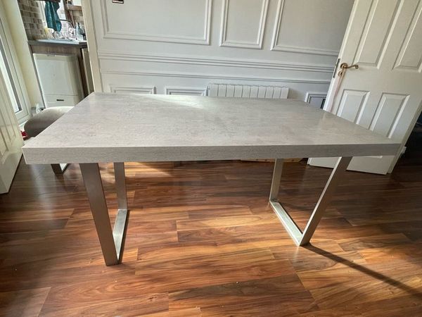 Dining room table - Main image