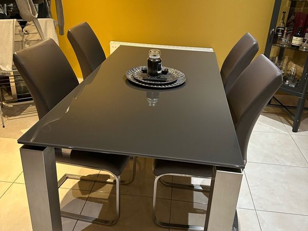 Table and four chairs - Main image