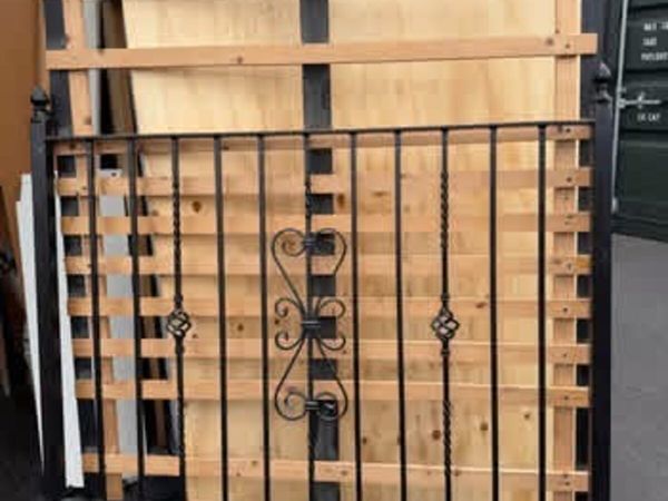 Custom made iron bed - Main image