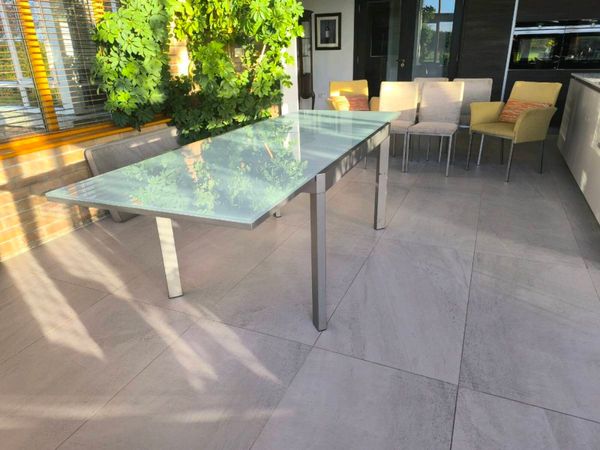 Dining table - Main image