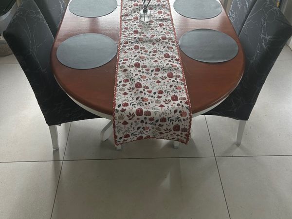 Extendable oval Dining Table and 4 chairs - Main image