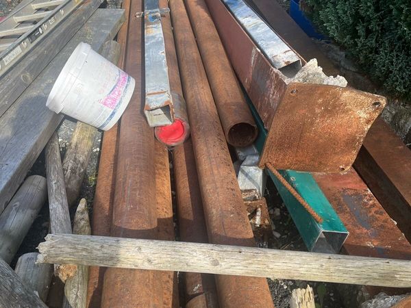 Selection of drill pipe and girders and posts - Main image