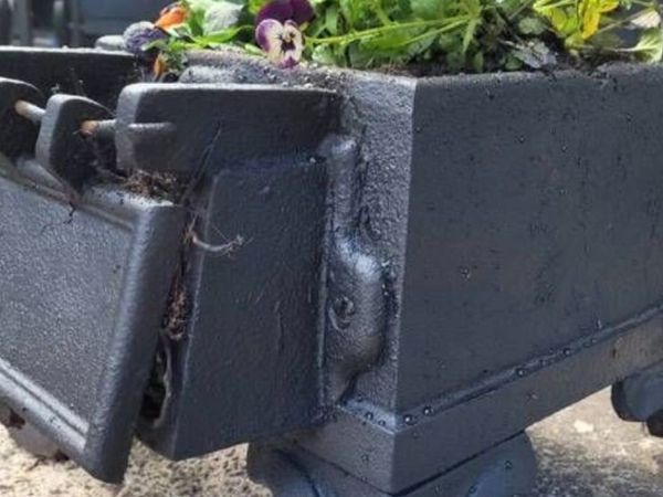 Cast iron planter - Main image