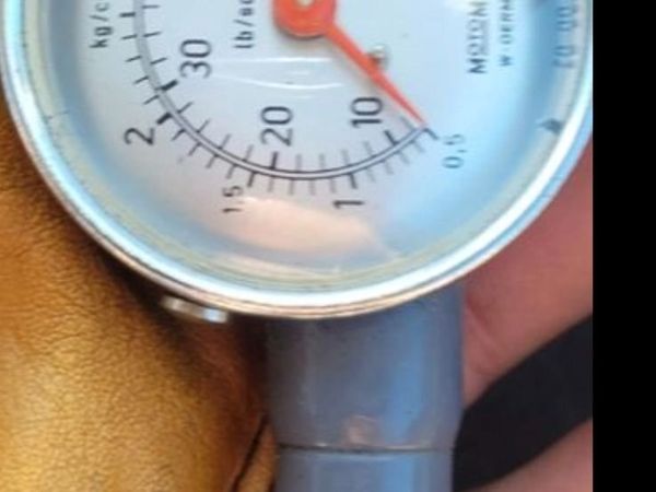 Vintage tyre gauge - Main image