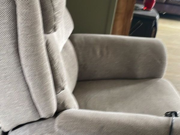 Electric riser recliner - Main image