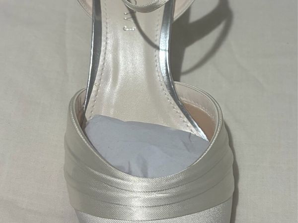 Ivory satin wedding shoes - Main image