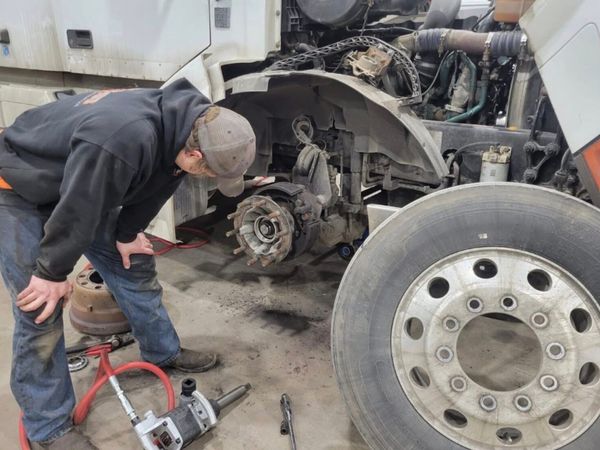 Truck and trailer repair recovery services - Main image