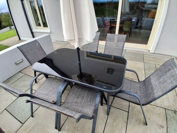 Patio table and 6 chairs - Main image