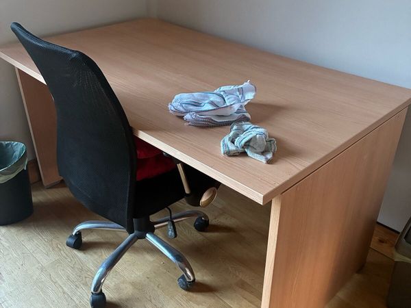 Desk and chair - Main image