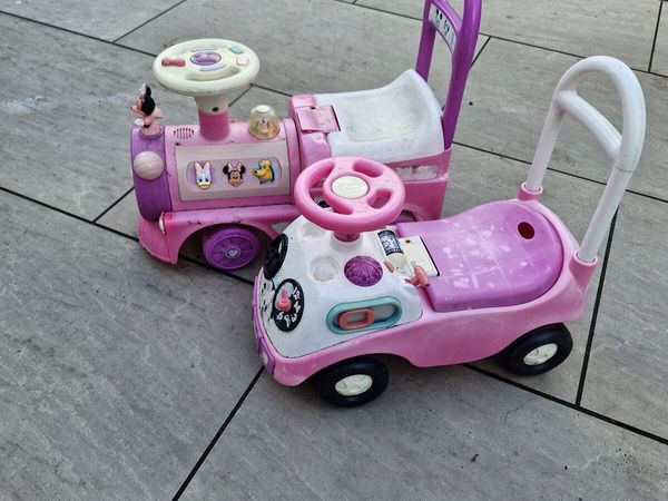 Kids sit on car free - Main image