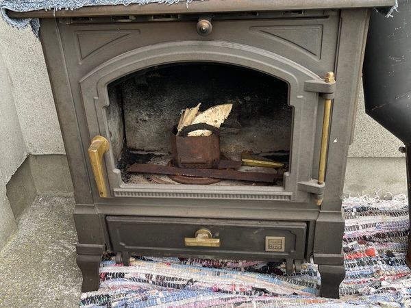Stove. Needs work doing to it. - Main image