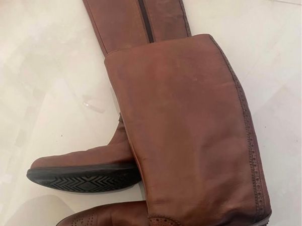 Ladies Brown Knee High Boots Women's brown leather - Main image
