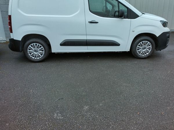 2021 PARTNER THREE SEATER - Main image