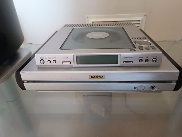 SANYO Radio / CD Hi-Fi System with Stereo Speakers - Main image
